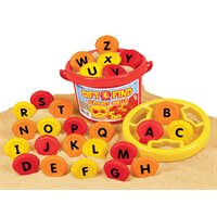 Tamiser et trouver des coquilles d'alphabet